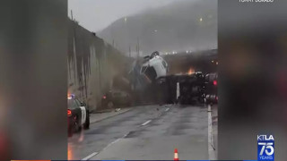 Φορτηγό έπεσε από ράμπα αυτοκινητόδρομου και προσγειώθηκε σε… άλλο ατύχημα!