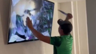 Τα «﻿έχασε»  οπαδός του Μεξικό - Μαχαίρωνε την τηλεόραση δίχως αύριο