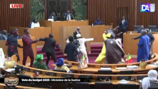 Σενεγάλη: Άγριο ξύλο στη Βουλή – Έπεσαν χαστούκια και καρεκλιές