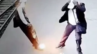 Ινδία: Καλώδιο έπεσε πάνω σε ελεγκτή εισιτηρίων και έπαθε ηλεκτροπληξία