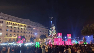 Βούλιαξε η Θεσσαλονίκη από κόσμο για το άναμμα του χριστουγεννιάτικου δέντρου (pics+vids)