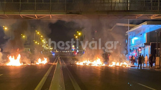 Θεσσαλονίκη: Ρομά καίνε λάστιχα στη Χαλκηδόνα – Έκλεισε ο δρόμος