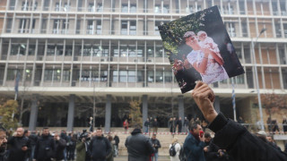 Θεσσαλονίκη: Με φωτογραφίες του Κώστα Φραγκούλη οι Ρομά έξω από τα δικαστήρια