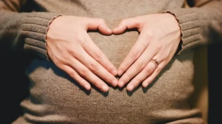 Επίδομα γέννας: Τέλος τα 2.000 ευρώ στο χέρι, τι αλλάζει