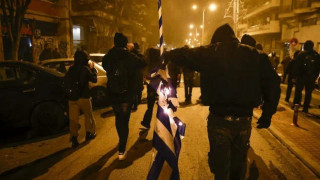 Θεσσαλονίκη: Ομάδα διαδηλωτών έκαψε την ελληνική σημαία κατά τη διάρκεια των επεισοδίων (pic)