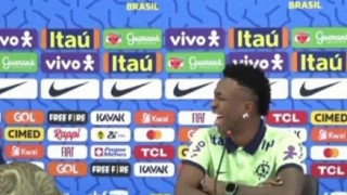 Στιγμές γέλιου: Γάτα μπήκε στη συνέντευξη Τύπου του Βινίσιους! (vid)