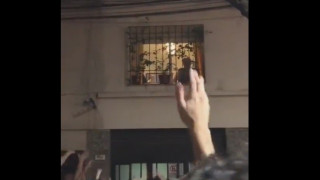 Αργεντινή: Εκατοντάδες οπαδοί έστησαν πάρτι έξω απ' το σπίτι της γιαγιάς του Μέσι!