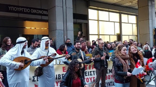 Τα κάλαντα του ΠΑΜΕ στο ΥΠΟΙΚ: «Από το Κατάρ μας ήρθανε σεΐχηδες με φόρα»