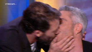 Αντίνοος Αλμπάνης: Φίλησε τον Θεοχάρη Ιωαννίδη στο στόμα on air – «Φιλάς ωραία»