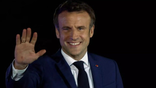 Το... περίεργο σακουλάκι που ήθελε να κρύψει ο Μακρόν αλλά δεν τα κατάφερε