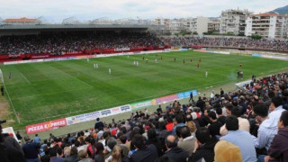 Ένταση στο γήπεδο της Παναχαϊκής - Φωτοβολίδα έκαψε το μπουφάν γυναίκας