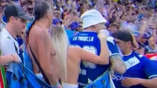 Γυμνόστηθες πανηγύρισαν δύο γυναίκες για τη νίκη της Αργεντινής