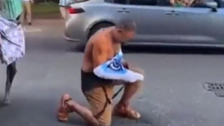 Αργεντινή: Χάρισαν φανέλα του Μέσι σε άστεγο που έβαλε τα κλάματα