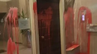 Πέταξαν κόκκινες μπογιές στην είσοδο της πολυκατοικίας του Στράτου Σιμόπουλου