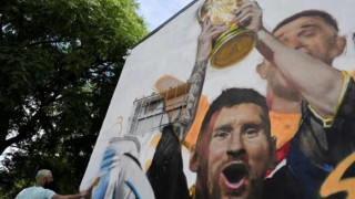 Λιονέλ Μέσι: Η πρώτη τοιχογραφία αγκαλιά με το τρόπαιο του Παγκοσμίου Κυπέλλου