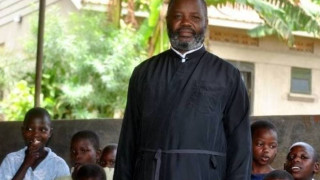 Ουγκάντα: Ο ιερέας από την Κρήτη που ζει εκεί τραγούδησε μαζί με άπορα παιδιά