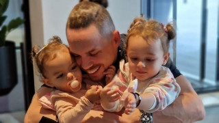 Ο Λευτέρης Πετρούνιας «κρέμασε» τις κόρες του στο... μονόζυγο!