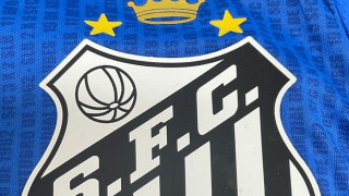 Πελέ: Η Σάντος πρόσθεσε ένα στέμμα στο σήμα της προς τιμήν του