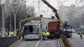 Ντοκουμέντο: Η στιγμή της φονικής σύγκρουσης του λεωφορείου στο Βουκουρέστι