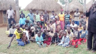 Ουγκάντα: Αγρότης με 102 παιδιά και 12 γυναίκες σταματά να προσθέτει μέλη στην οικογένεια λόγω... ακρίβειας