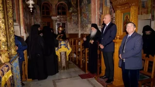 «Πάγωσαν» οι πάντες με τον Νίκο Δένδια- Πήγε να λιποθυμήσει κατά τη διάρκεια λειτουργίας