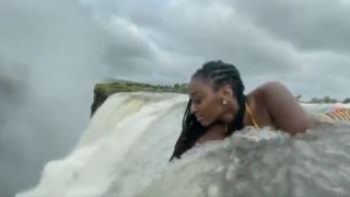 Σοκαριστικό βίντεο: Γυναίκα ποζάρει στα 109 μέτρα, στον καταρράκτη του «Διαβόλου»