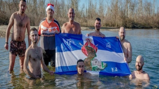 Έβρος: Βούτηξαν στον παγωμένο Άρδα τραγουδώντας τον Εθνικό Ύμνο