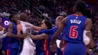 Ξύλο, μπουνιές και τρεις αποβολές -Το απόλυτο... χάος στο Μάτζικ-Πίστονς!