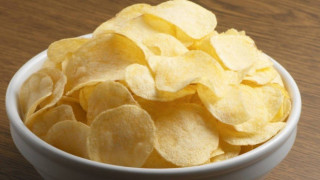 Γιατί κανείς δεν μπορεί να φάει μόνο ένα πατατάκι; Η επιστήμη απαντά!