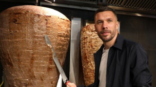 Ο Ποντόλσκι συνεχίζει να κάνει χαμό με τα καταστήματα ντονέρ