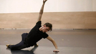 Ιταλία: «Πόρτα» από θέατρο του Μιλάνου σε Ρώσο χορευτή επειδή έχει 3 τατουάζ με τον Πούτιν