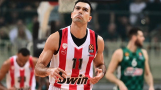 Ο Σλούκας τραγούδισε Οικονομόπουλο φορώντας μαύρο γυαλί!