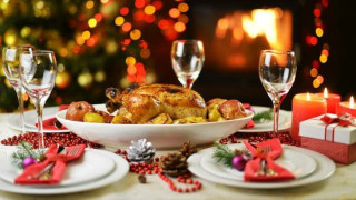Ρεβεγιόν: Τι δεν πρέπει να φάτε στο γιορτινό τραπέζι για να αποφύγετε το φούσκωμα