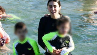 Θεοφάνεια: Η Ολυμπία Χοψονίδου βούτηξε με τα έξι της παιδιά για να πιάσουν τον σταυρό