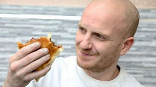 Άνδρας κατανάλωσε 250.000 θερμίδες σε έναν μήνα για φιλανθρωπίες: «Πονάω σωματικά και ψυχικά»