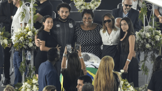 Παγκόσμιος σάλος με την οικογένεια του Πελέ: Γέλια και σέλφι πάνω από τον νεκρό