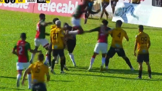 Τρομερό ξύλο σε αγώνα στην Κόστα Ρίκα- Ξέφυγε άσχημα η κατάσταση