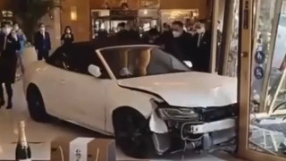 Κίνα: Δυσαρεστημένος πελάτης μπούκαρε με το αμάξι του σε ξενοδοχείο