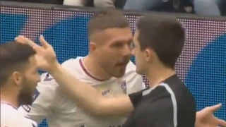 Απίστευτος Ποντόλσκι: Αποβλήθηκε από τουρνουά που οργάνωσε ο ίδιος- Πέταξε μπουκάλι στον διαιτητή