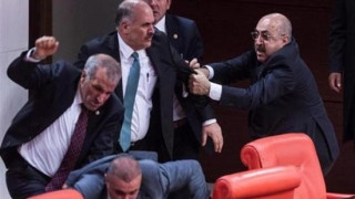 Ξύλο στην τουρκική βουλή (pics/video)