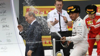 Ο «θεούλης» Χάμιλτον έλουσε με σαμπάνια τον Πούτιν! (video)