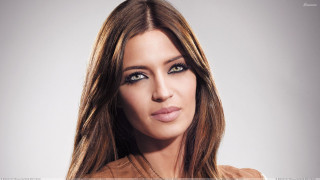 Τούρτα στα μούτρα έφαγε η Καρμπονέρο (video)