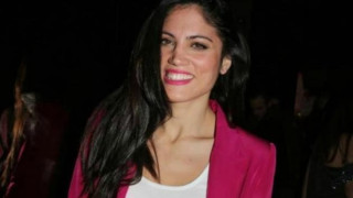 «Τρέλανε» το θέατρο με τη σούπερ μίνι φούστα της η Συνατσάκη (pics)