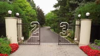 Ο Μάικλ Τζόρνταν πουλάει το... «φτωχικό» του (video)