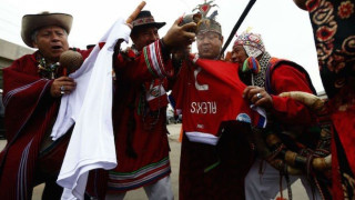 Περουβιανός σαμάνος κάνει βουντού στον Αλέξις Σάντσες (video)