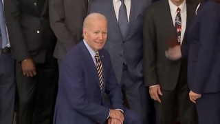 NBA: Ο Μπάιντεν γονατίζει μπροστά στους πρωταθλητές Γουόριορς