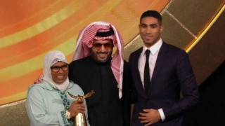 Χακίμι: Αναδείχθηκε κορυφαίος Άραβας αθλητής και παρέλαβε το βραβείο με την μητέρα του!