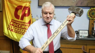 Ρωσία: Πολιτικός φωτογραφίζεται κρατώντας με περηφάνια μια βαριοπούλα-δώρο της Wagner