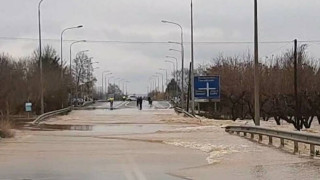Επαρχιακή οδός Σκύδρας-Θεσσαλονίκης: Πλημμύρα από τα ορμητικά νερά, διακόπηκε η κυκλοφορία (pics, vid)