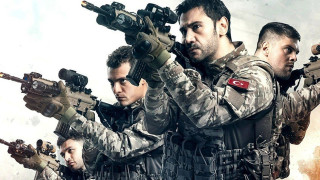 Ο Ακάρ στην πρεμιέρα της σειράς με τους «καλούς Τούρκους» και τους «κακούς Έλληνες»